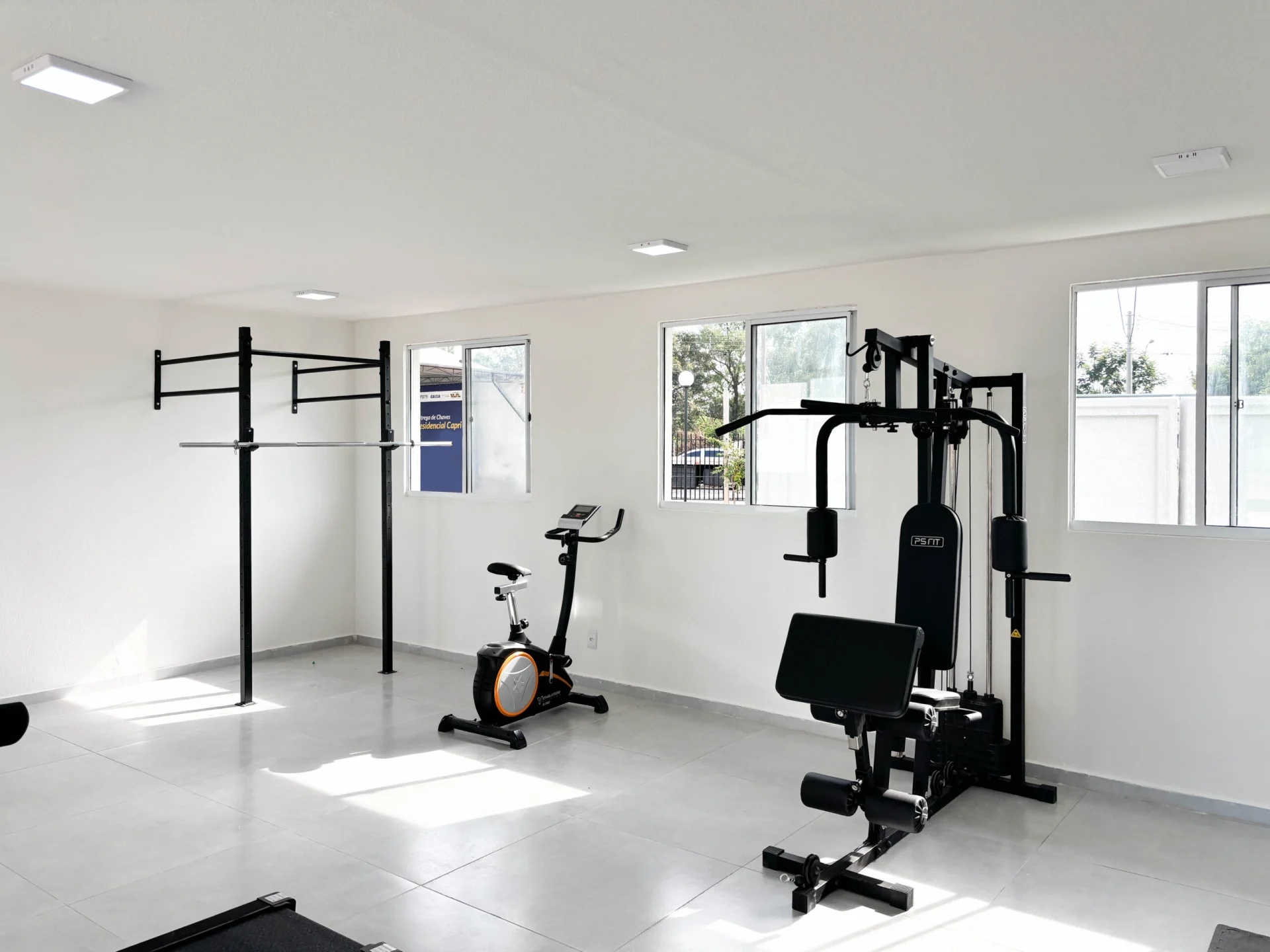 Foto da academia entregue do Residencial Capri, com estação de musculação e bicicleta