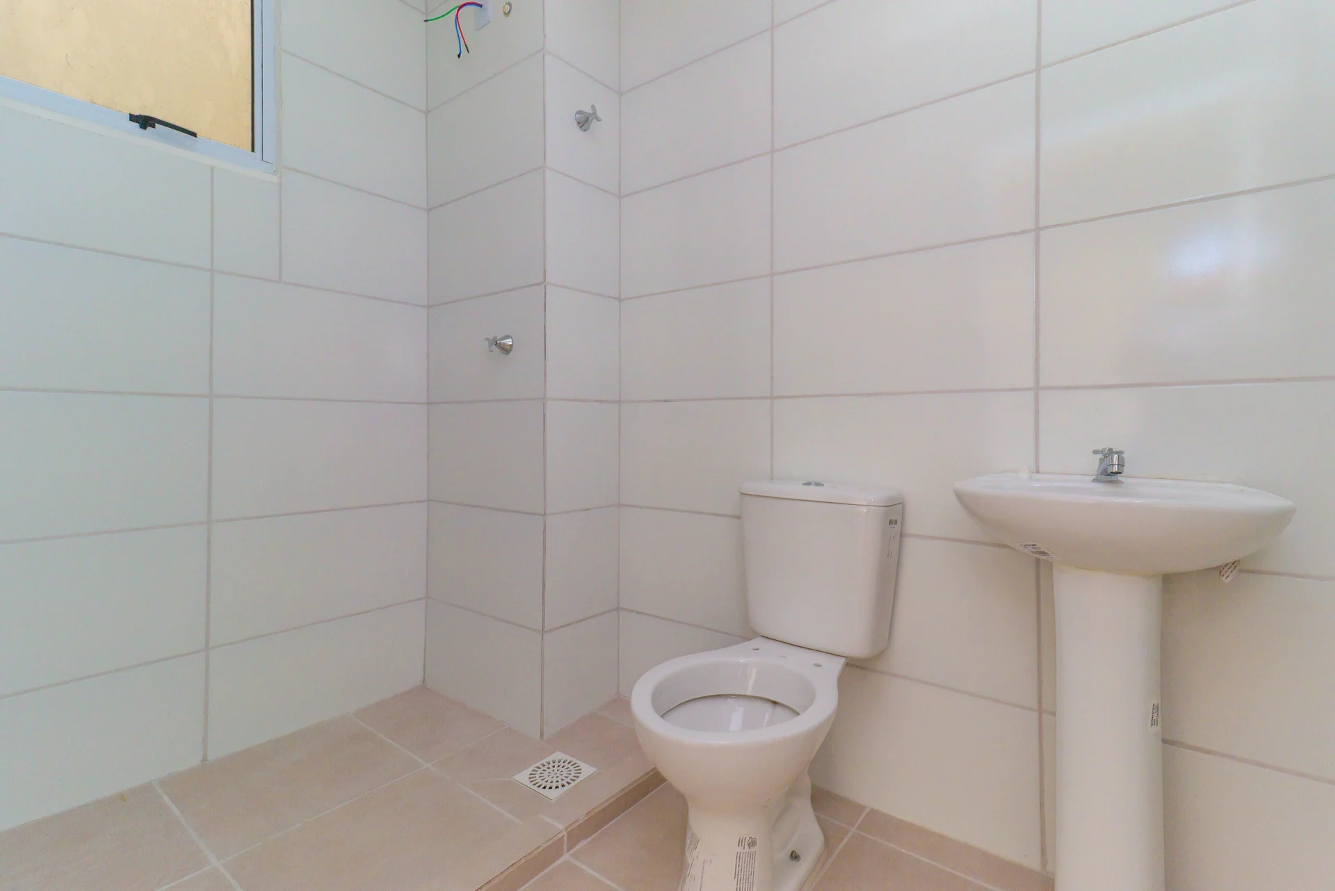 Foto do banheiro de apartamento entregue do Residencial Capri, com louças instaladas