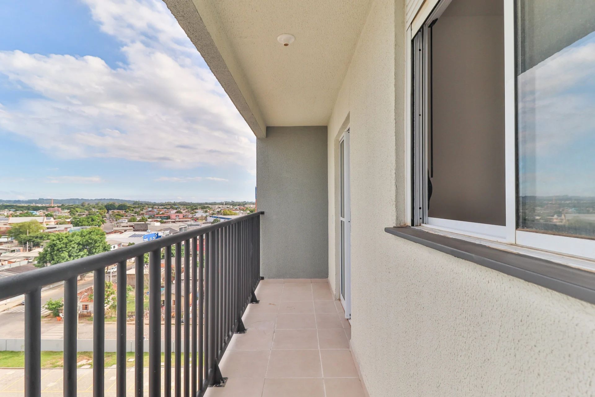 Foto da sacada de apartamento entregue do Residencial Capri, com vista aberta sobre o bairro Campina