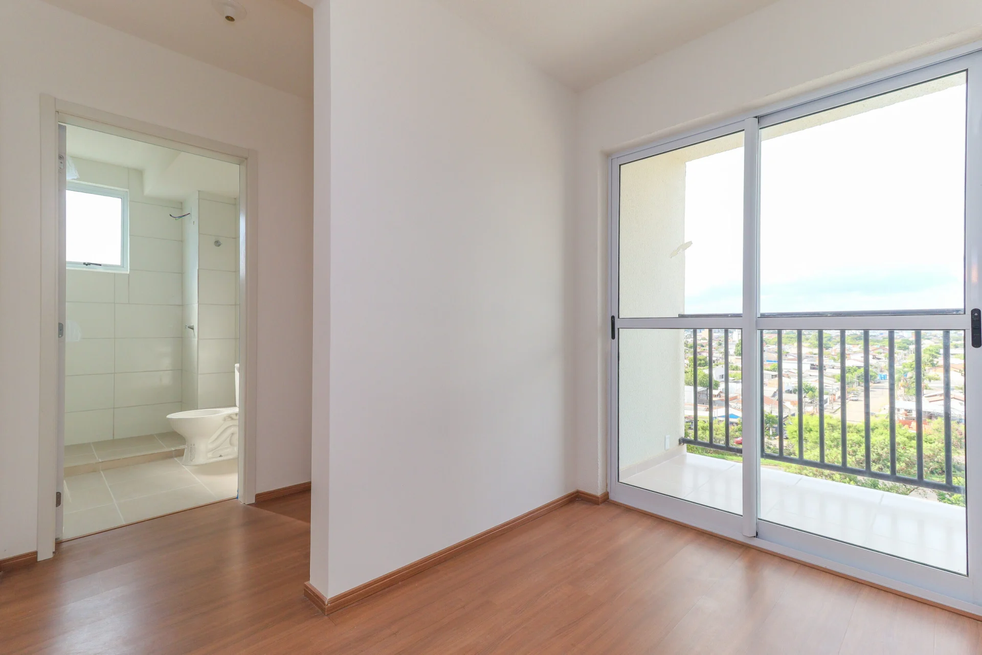 Foto da sala de apartamento entregue do Residencial Capri, com a porta da sacada