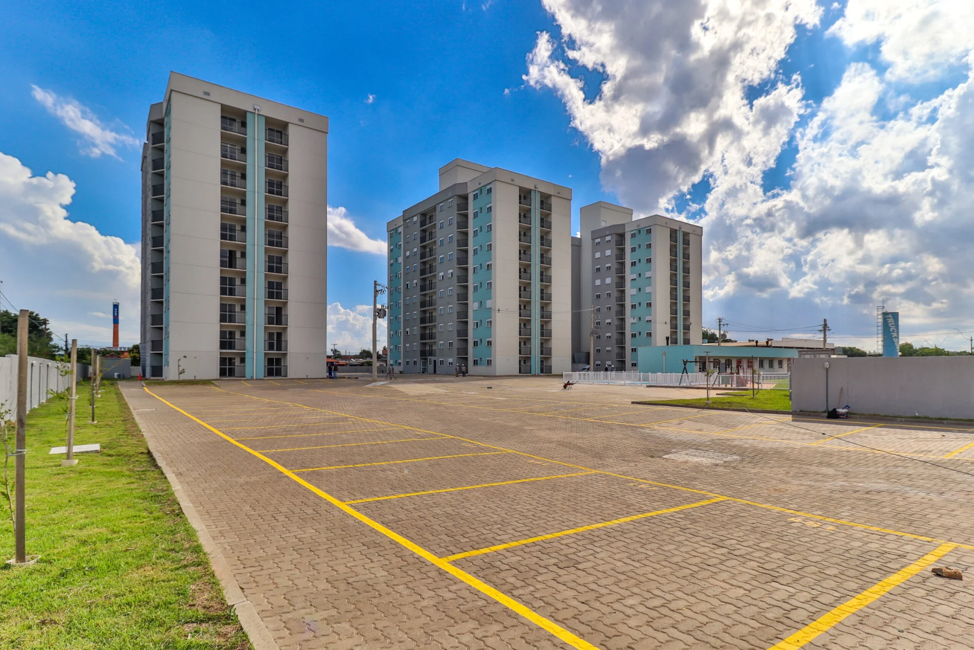 Foto do estacionamento demarcado do Residencial Capri com duas torres prontas