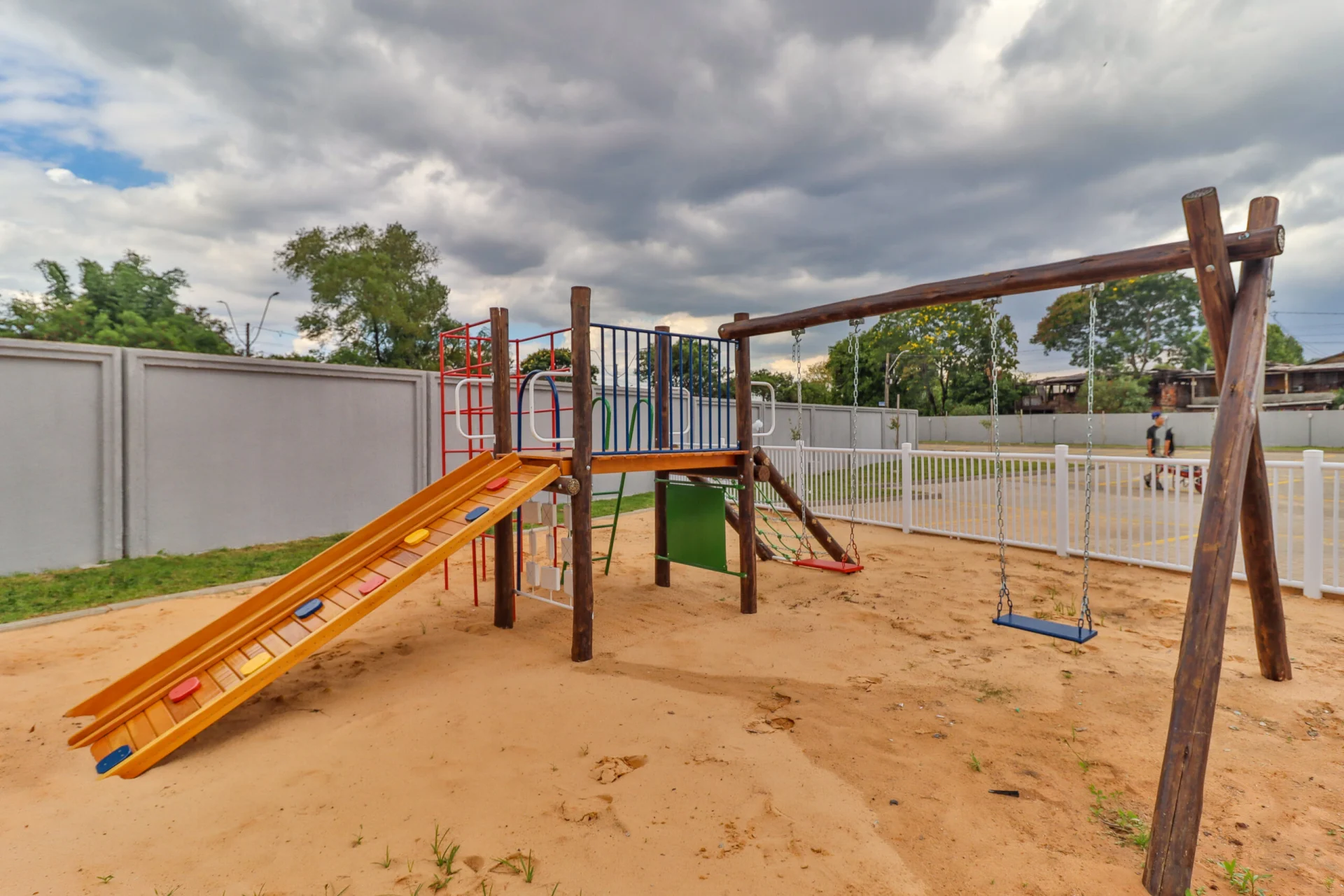 Foto do playground de madeira sobre areia entregue no Residencial Capri