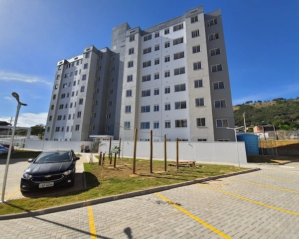 Fachada e vagas de estacionamento do Mais Alto Petrópolis