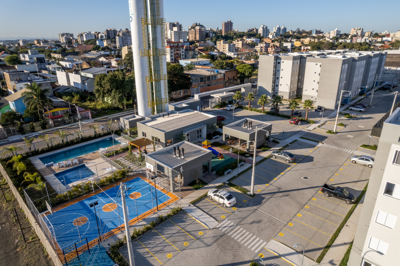 Área de lazer e estacionamento do Open Canoas Centro com o Centro de Canoas ao fundo