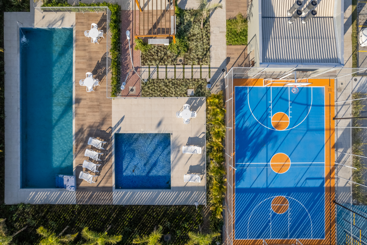 Piscina adulto e infantil ao lado da quadra poliesportiva do Open Canoas Centro