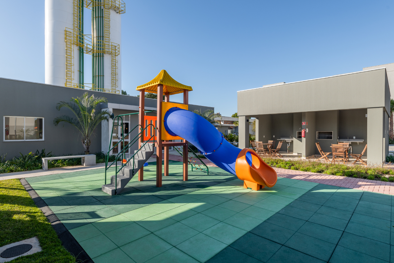 Playground com piso emborrachado do Open Canoas Centro