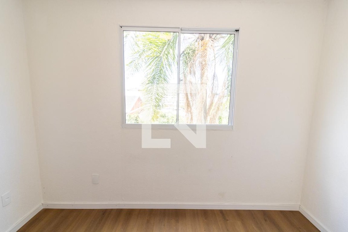 Cozinha do apartamento no Recanto Cristal — integrada com lavanderia
