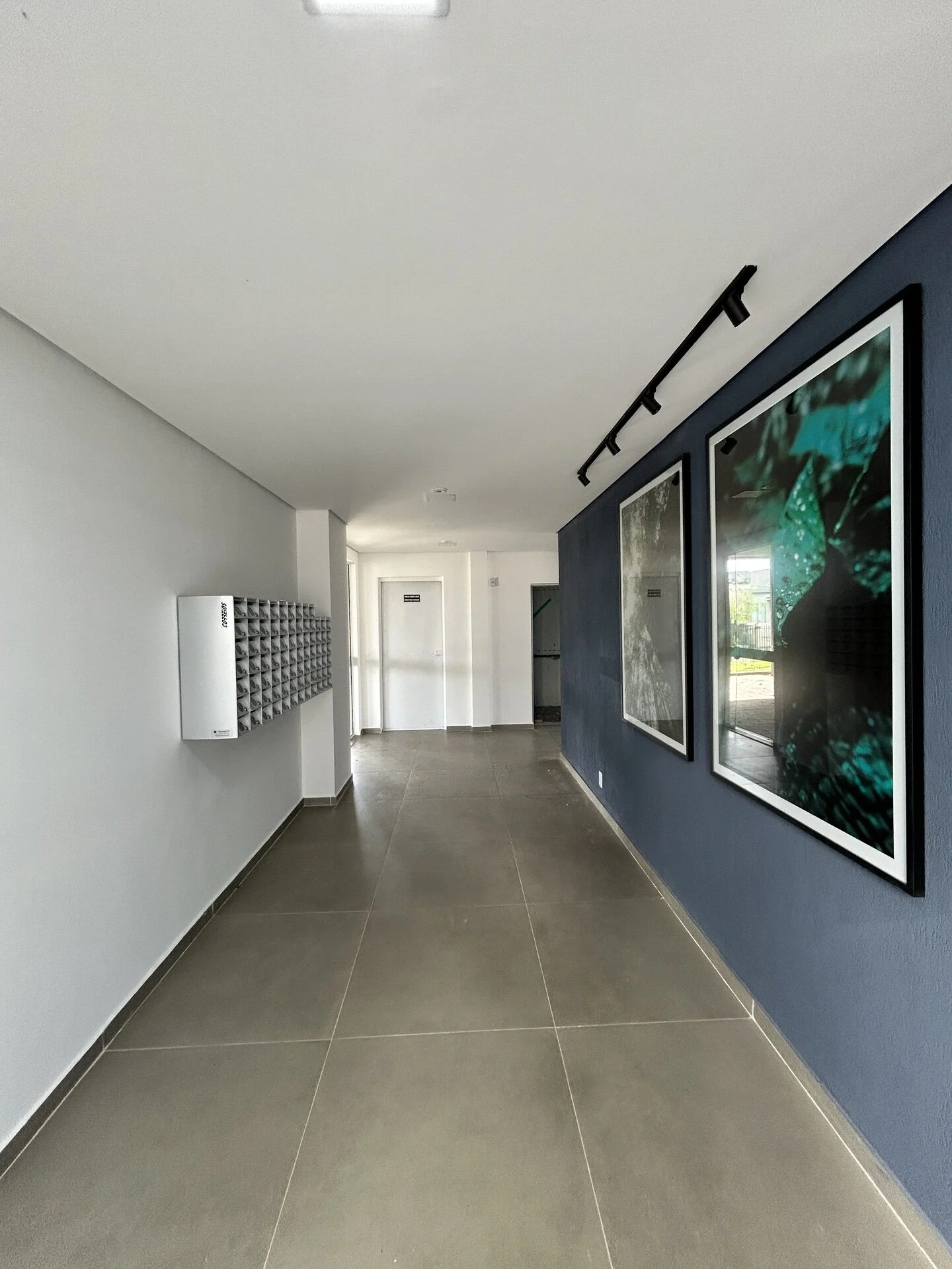 Foto do hall de entrada construído do Reserva do Arvoredo, com as caixas de correio