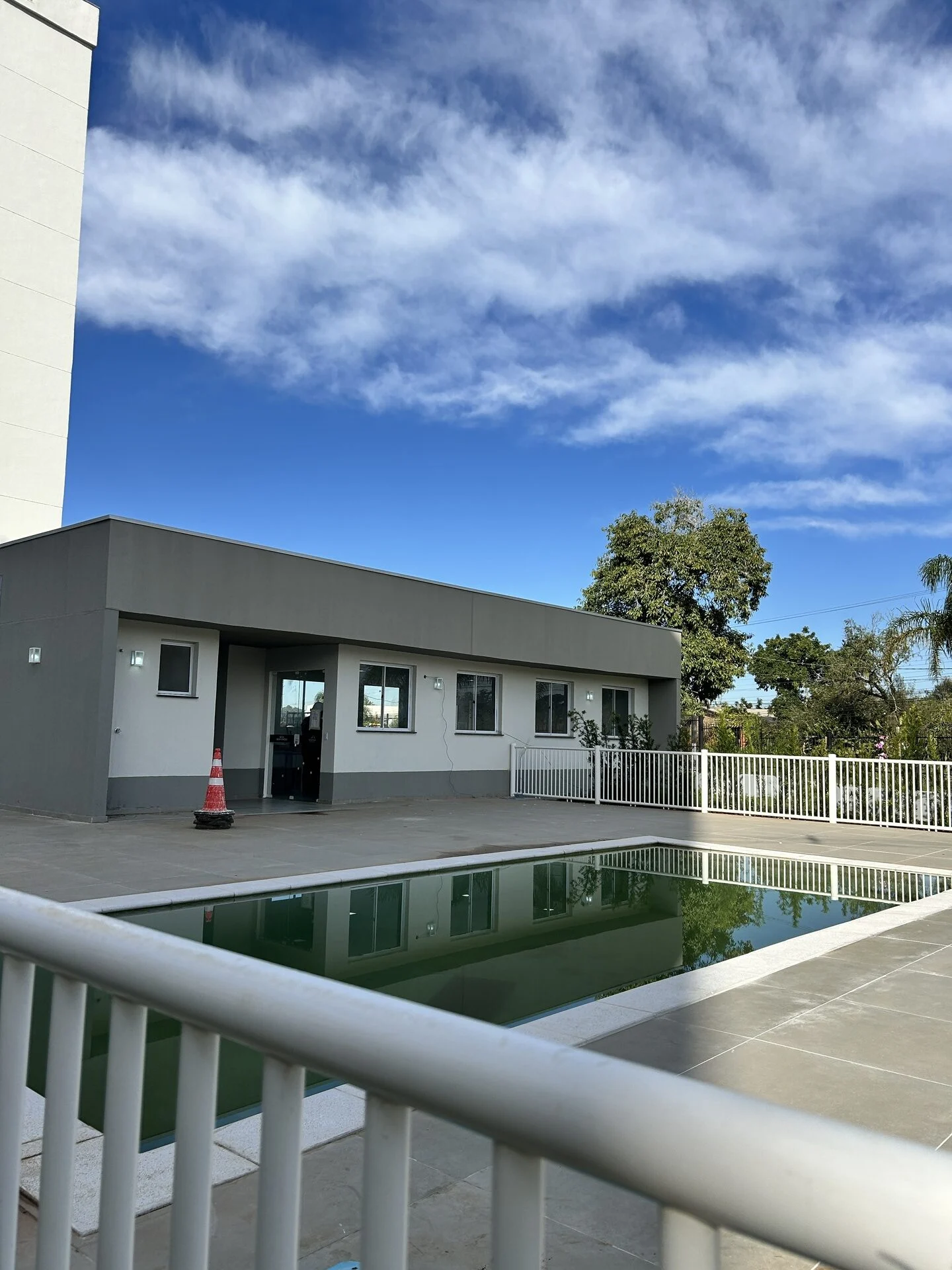Foto da piscina e do salão de festas do Reserva do Arvoredo no momento da entrega