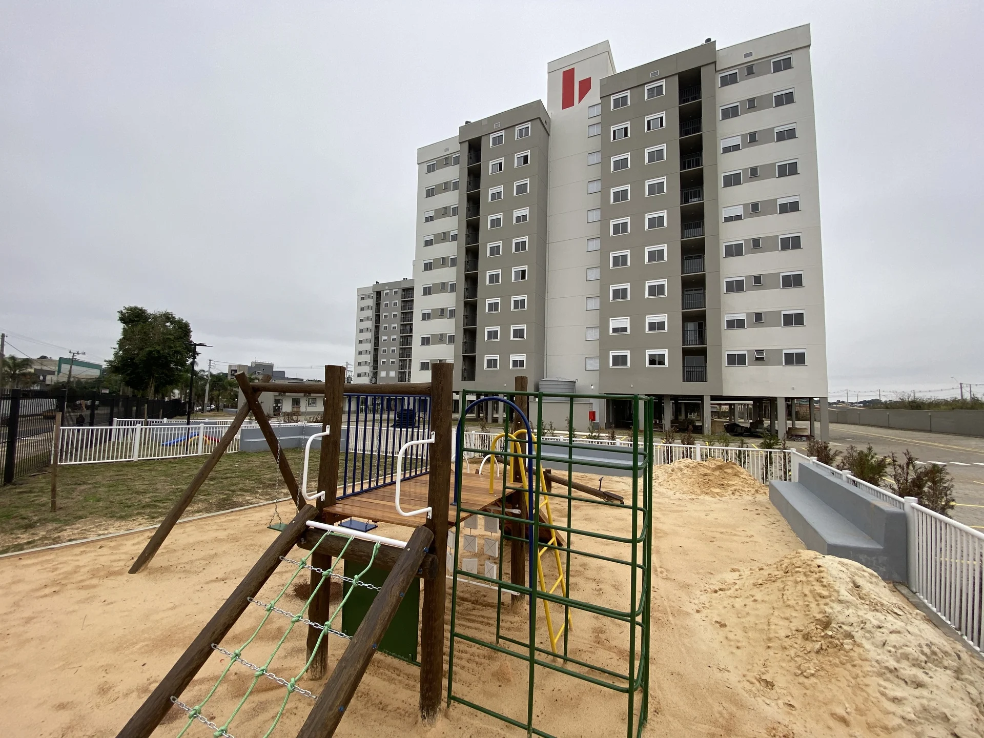 Foto do playground montado do Reserva do Arvoredo com as três torres ao fundo