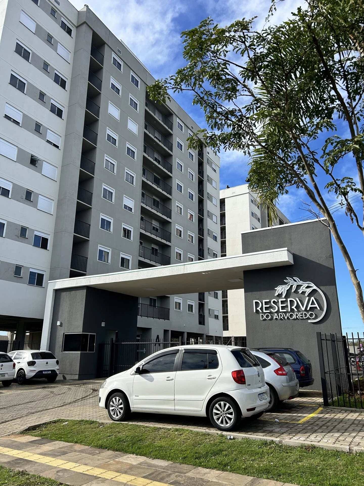 Foto da portaria com pórtico e do totem do Reserva do Arvoredo já construído