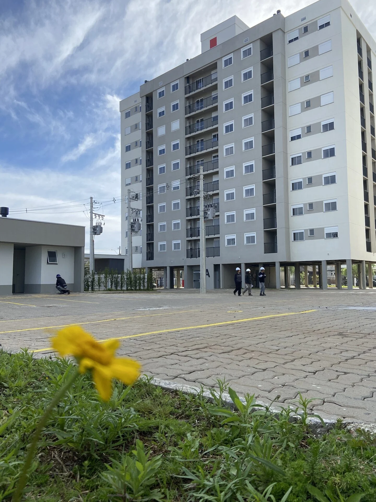 Foto de uma torre pronta do Reserva do Arvoredo e do estacionamento sob pilotis