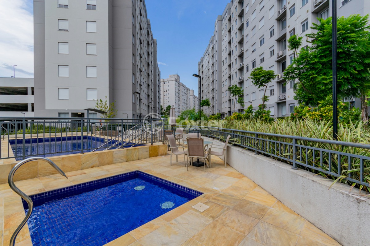 Área das piscinas do Vivaz Ecoville com vista ampla do condomínio