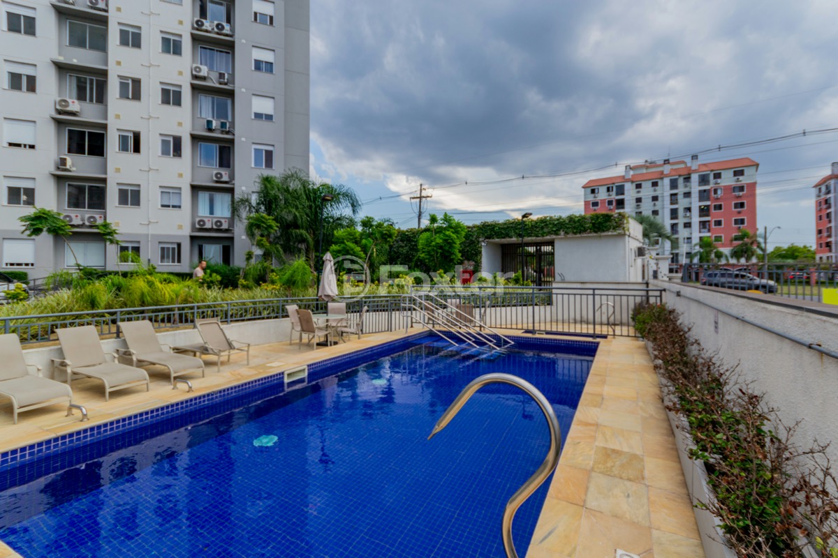 Piscina adultos do Vivaz Ecoville com jardim e área verde