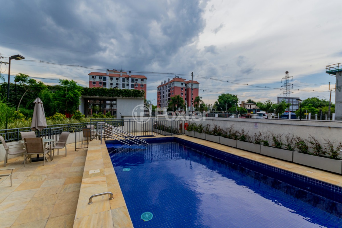 Piscina adultos do Vivaz Ecoville com área de lazer e deck